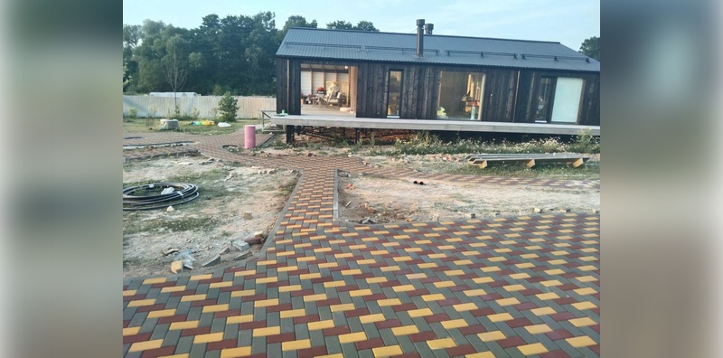 Укладка тротуарной плитки во дворе частного дома